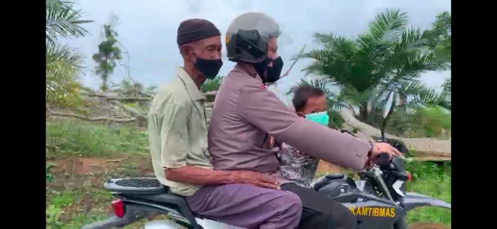 Semangatnya Kapolres Bungo, Jemput Warga di Pedalaman Agar Mau Divaksin