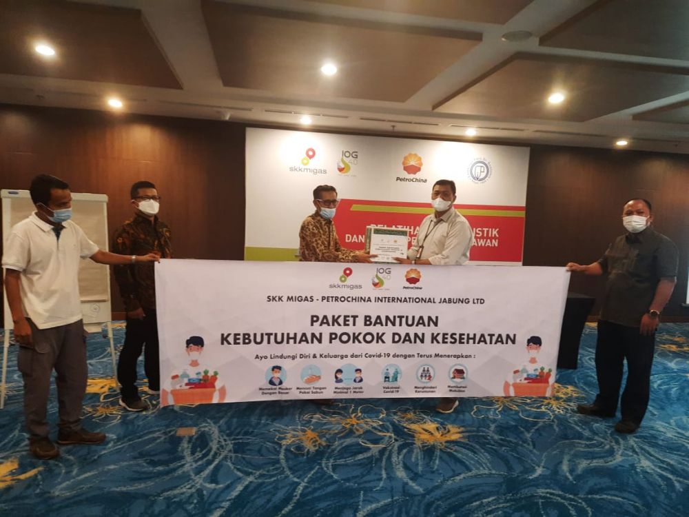 SKK Migas dan PetroChina International Jabung Ltd Serahkan Bantuan Pokok dan Kesehatan