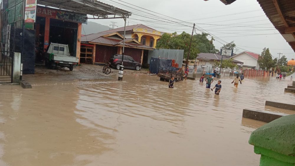 Hujan Deras, Puluhan Rumah Warga Depati VII Kerinci Terendam Banjir