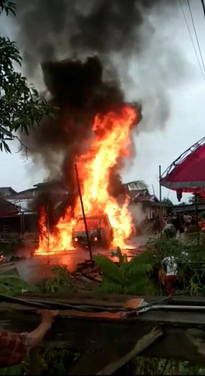 Kobaran Api Membakar Mobil dan Tenda Hajatan di Sabak Timur