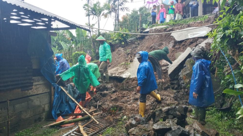 Dua Rumah Terkena Longsor