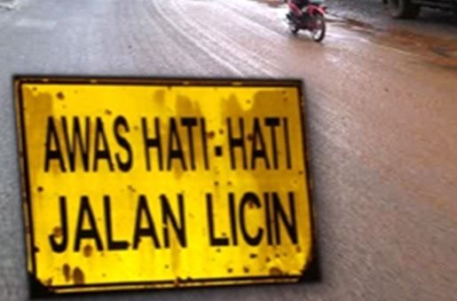 Pengendara Jatuh karena Jalan Licin