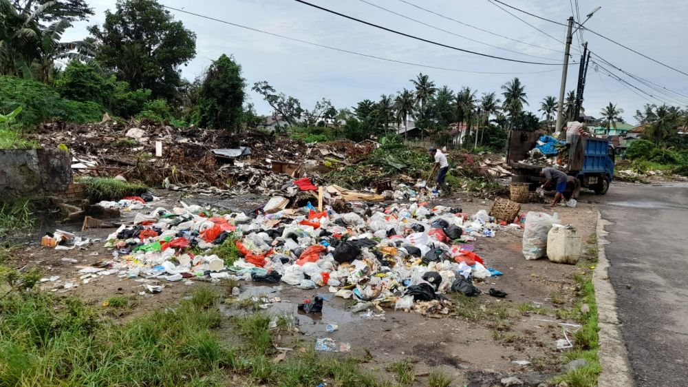 Kucing-Kucingan Buang Sampah di TPS