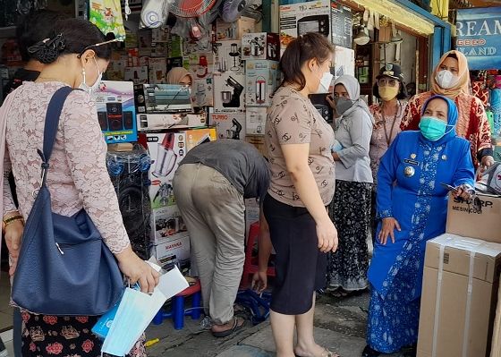 Kompak Kenakan Kebaya