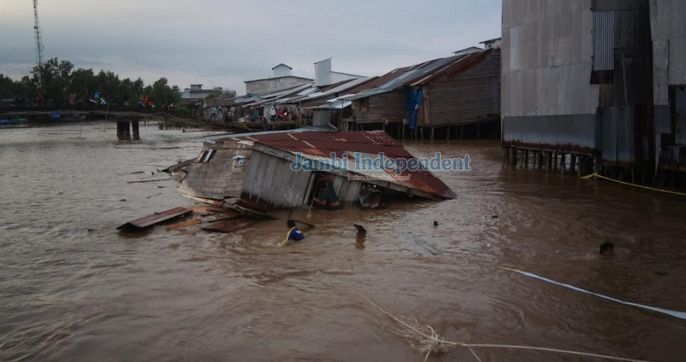 Dua Ruko Panggung di Mendahara Roboh dan Hanyut Terbawa Aliran Sungai