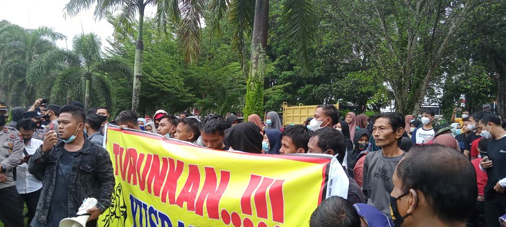 Kantor Disdik Merangin Didemo