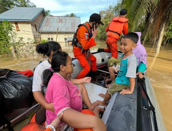 Terjebak Banjir Saat Akan Melahirkan, Seorang Ibu Dievakuasi Tim SAR Bungo