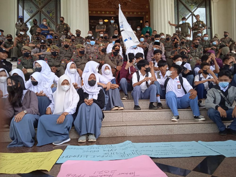 Tak Masuk Dapodik, Puluhan Siswa SMAN 8 Datangi Kantor Gubernur Jambi