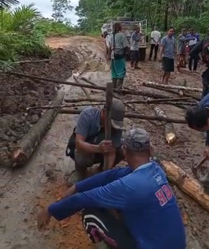 Warga Sungaibengkal Blokir Jalan 