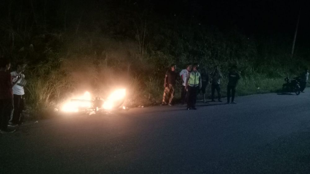 Sebuah Motor Terbakar di Pinggir Jalan Lintas Sumatera Muarabungo