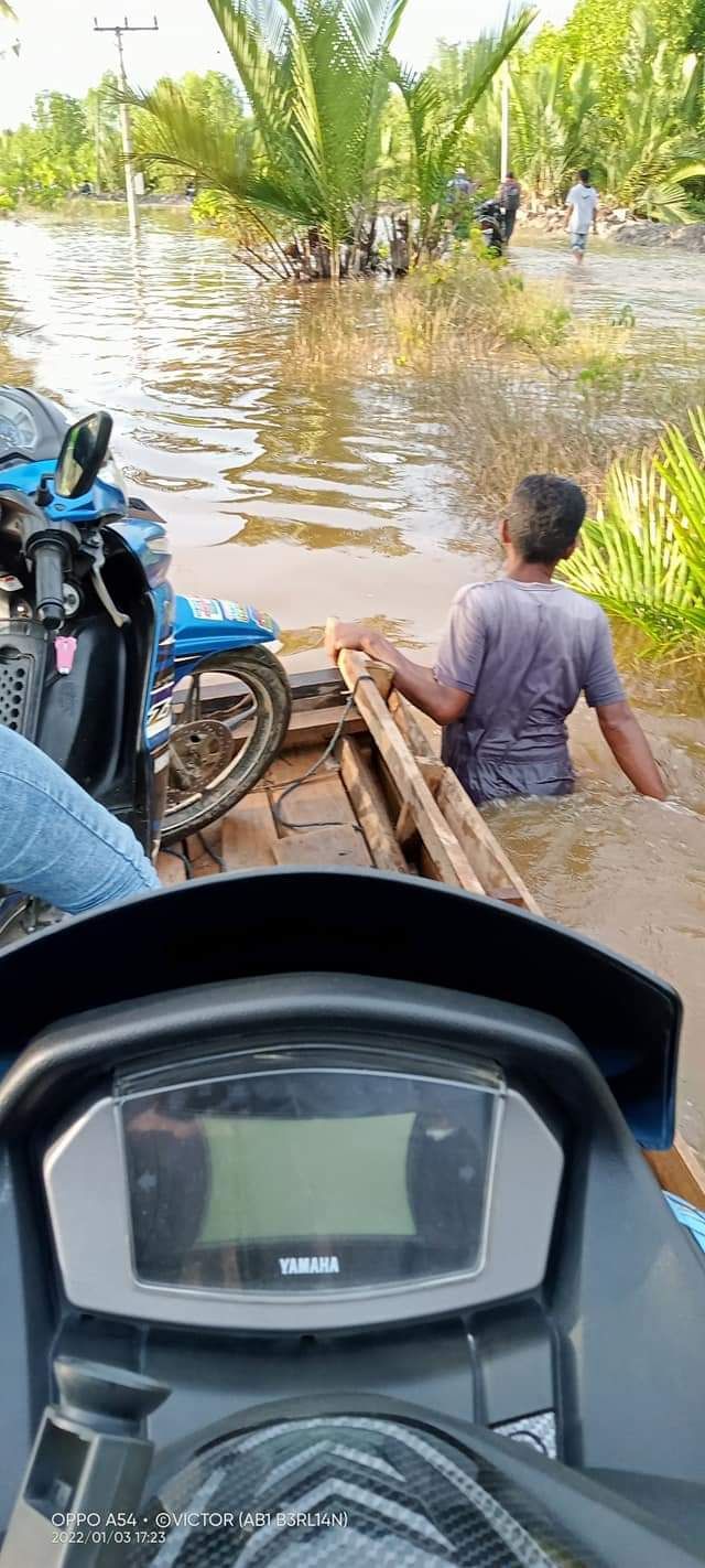 Jalur Utama Menuju Kecamatan Mendahara Terendam Banjir