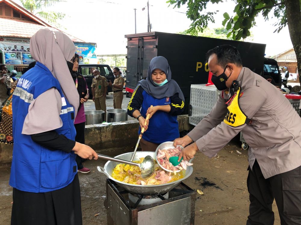 Bangun Dapur Umum, Kapolres Bungo Masak 1.000 Paket Nasi untuk Korban Banjir