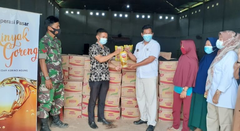 PT Tidar Kerinci Agung Lakukan Operasi Pasar Minyak Goreng Bagi Warga Desa