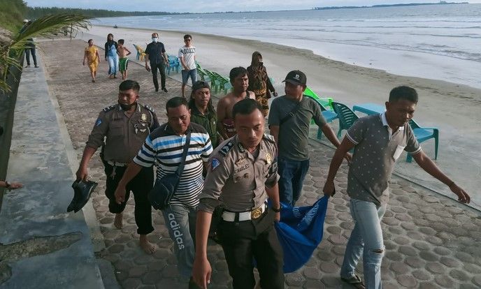 Mayat Ditemukan Mengapung Di Pantai Pasir Putih