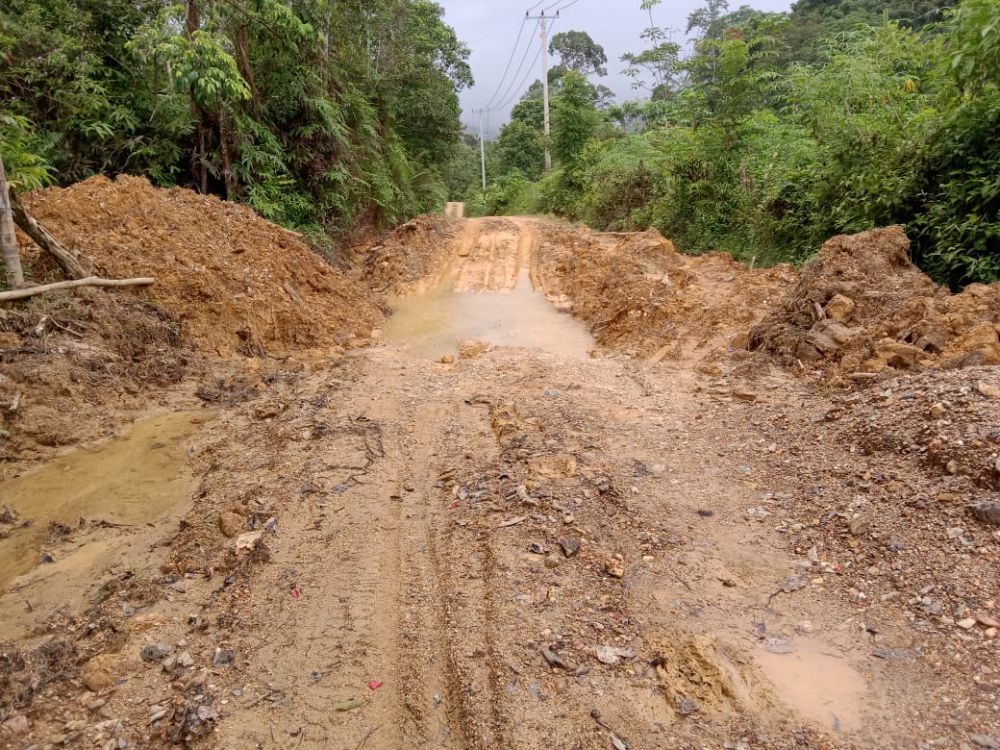 Belasan Tahun Rusak, Jalan Poros Desa Tidak Pernah di Bangun