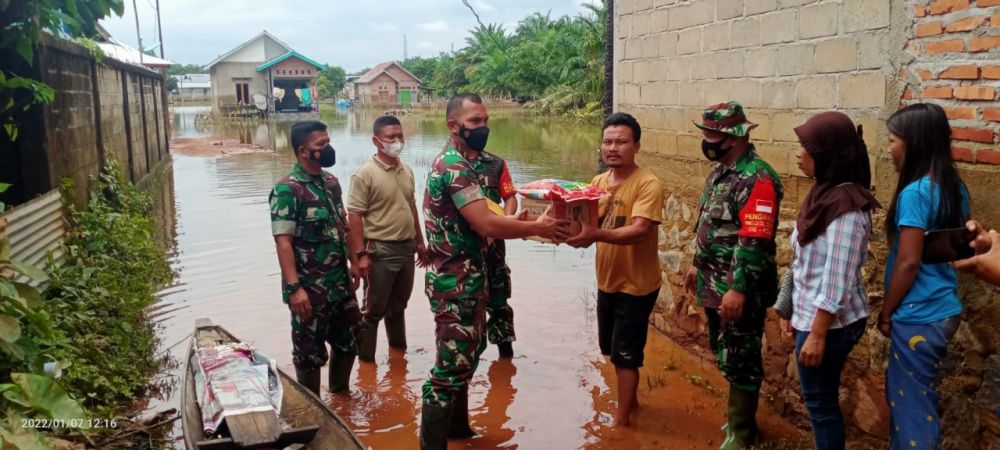 Dandim 0416/Bute Salurkan Bantuan untuk Korban Banjir di Bungo