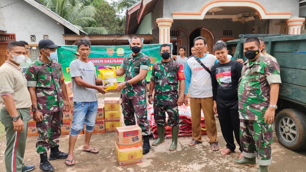 Peduli Korban Banjir, Korem 042/Gapu Beri Bantuan Sembako di Bungo