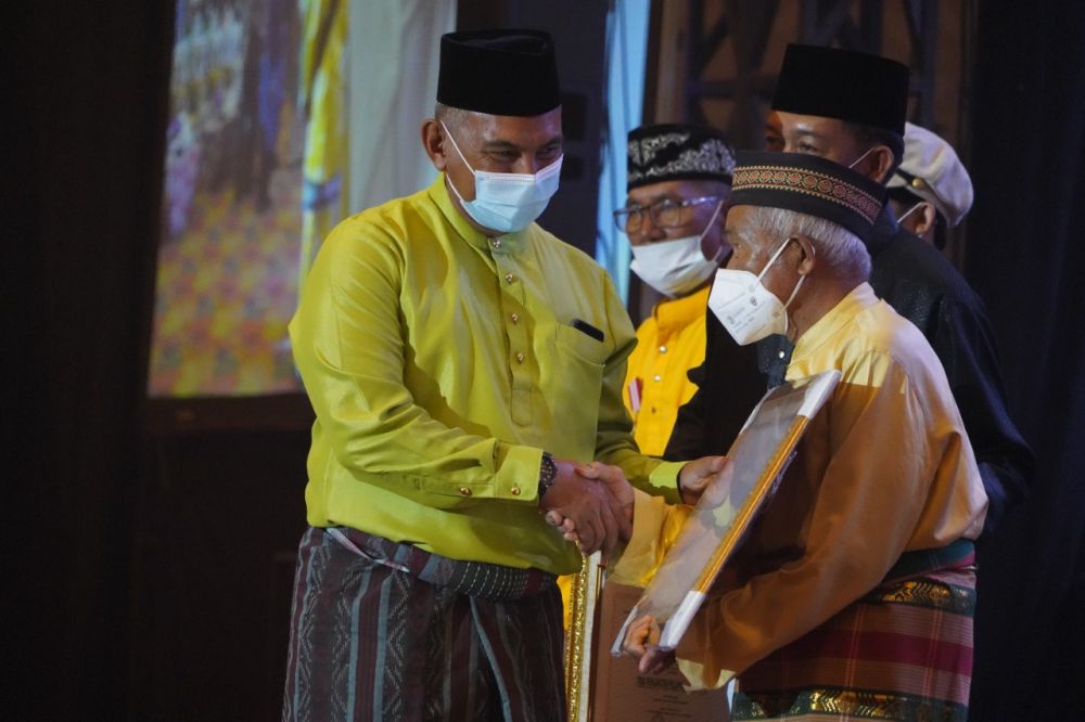Hadiri Malam Keagungan Melayu Jambi, Danrem 042/Gapu Serahkan Penghargaan kepada Maestro