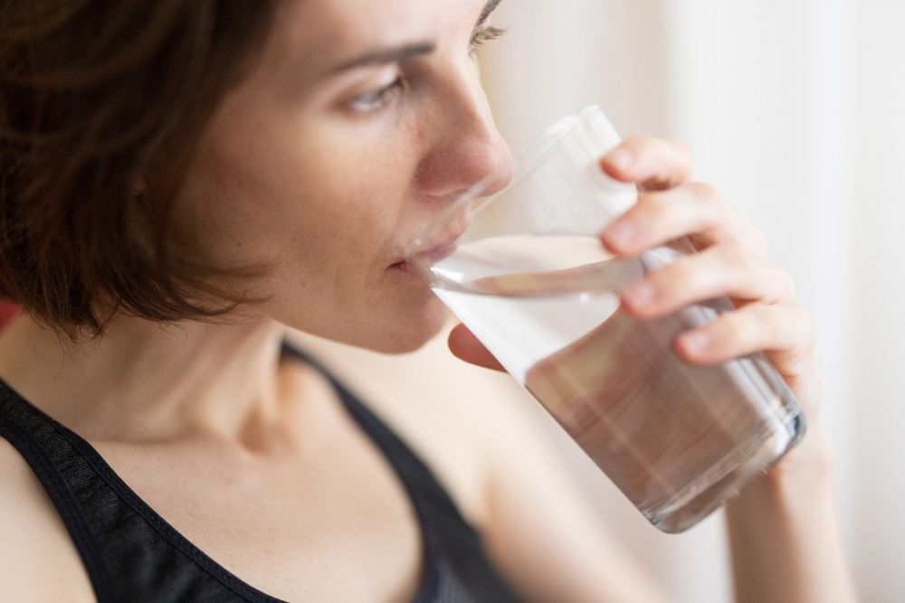 10 Manfaat Luar Biasa Minum Air Putih di Pagi Hari, Tubuh Pasti Suka