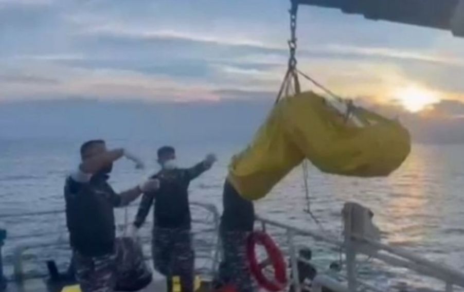 KRI Parang Menemukan Mayat Pria Misterius Mengapung di Tengah Laut, Lihat Proses Evakuasinya