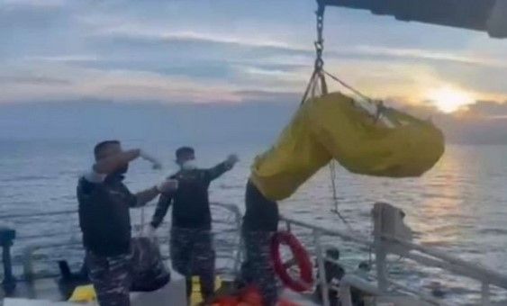 KRI Parang Menemukan Mayat Pria Misterius Mengapung di Tengah Laut, Lihat Proses Evakuasinya