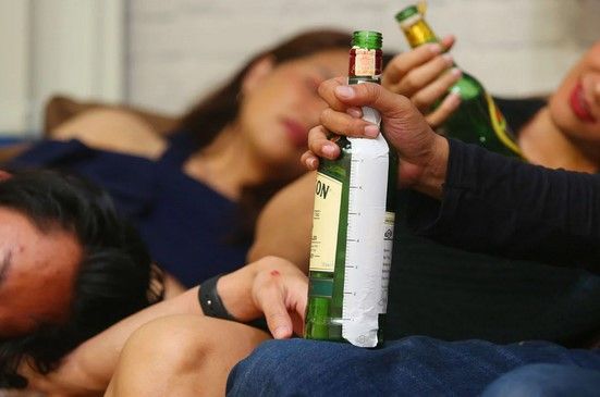 3 Cara Mengatasi Sakit Tenggorokan Setelah Minum Alkohol