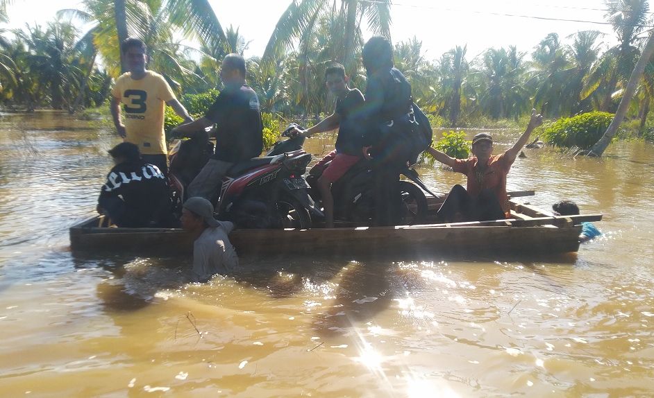 Banjir Membawa Berkah Bagi Penyedia Rakit 