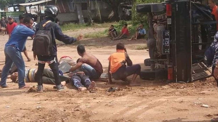 Hendak Nonton Sepak Bola, 14 Warga Terpental dari Mobil Pikap, 1 Tewas