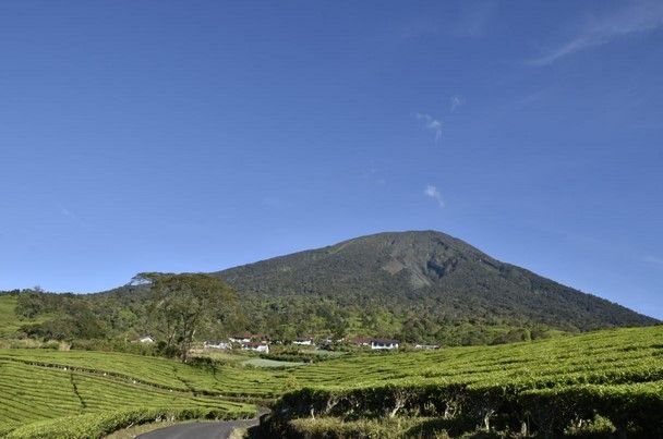 Dilarang Naik Gunung Dempo, Statusnya Naik ke Level Waspada