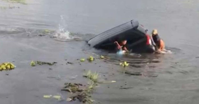 Diduga Pemilik Lupa Tarik Rem Tangan, Mobil Ini Nyemplung Lalu Tenggelam