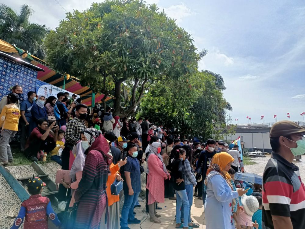 Ratusan Pengunjung Padati Ancol Nonton Lomba Perahu Hias