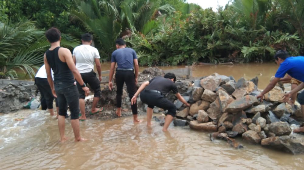 Masyarakat dan Unsur Forkopimcam di Tanjab Timur Gotong-royong Perbaiki Tanggul yang Jebol