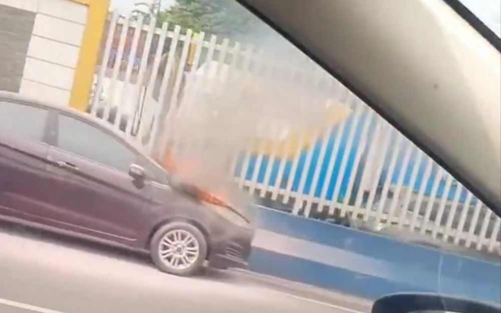 Mobil Ford Fiesta Terbakar di Tol Jagorawi, Begini Kondisi Pengemudi