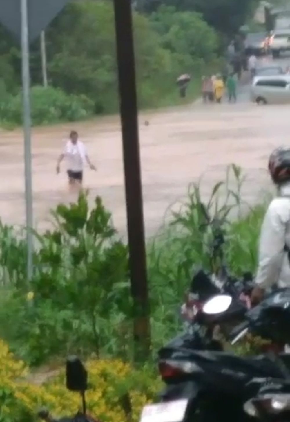 Jalan Lintas Jambi-Palembang Banjir, Sejumlah Kendaraan Mengantre