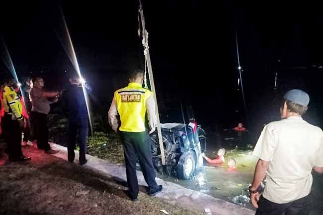 Avanza yang Tenggelam di Sungai Kelekar Berhasil Dievakuasi