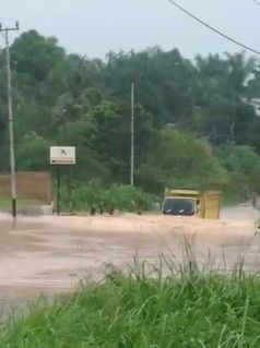 Video Sejumlah Kendaraan Mogok karena Nekat Lewati Banjir