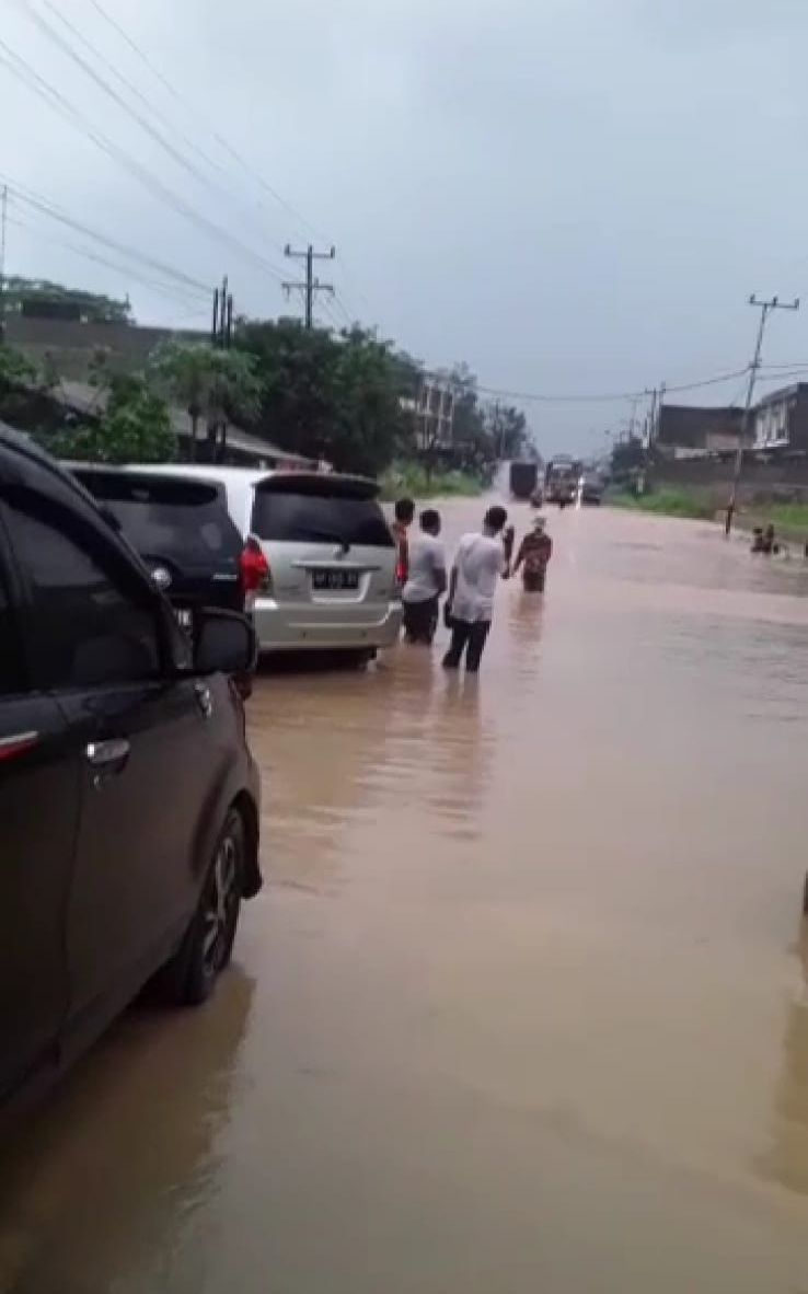 Nekat  Lewati Banjir, Sejumlah Kendaraan Mogok