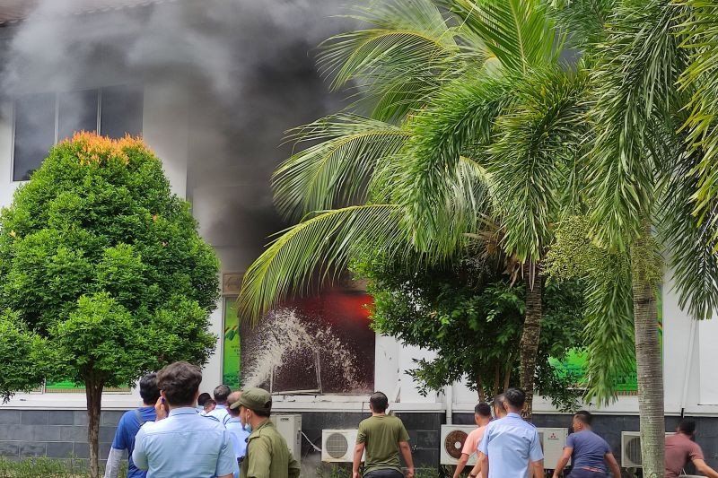Ruangan Fraksi Hanura DPRD Kota Batam Terbakar