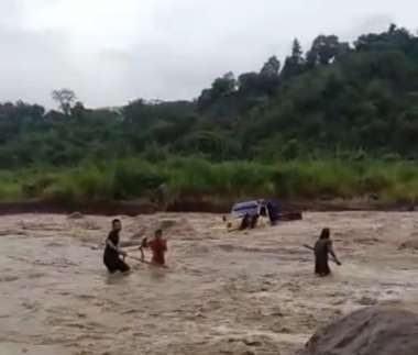 Menegangkan! Begini Detik-detik Dump Truck, Sopir, dan Kernetnya Digulung Banjir