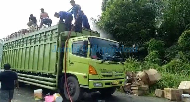 Truk Ekspedisi Terbakar di Jalinsum Jambi-Bungo