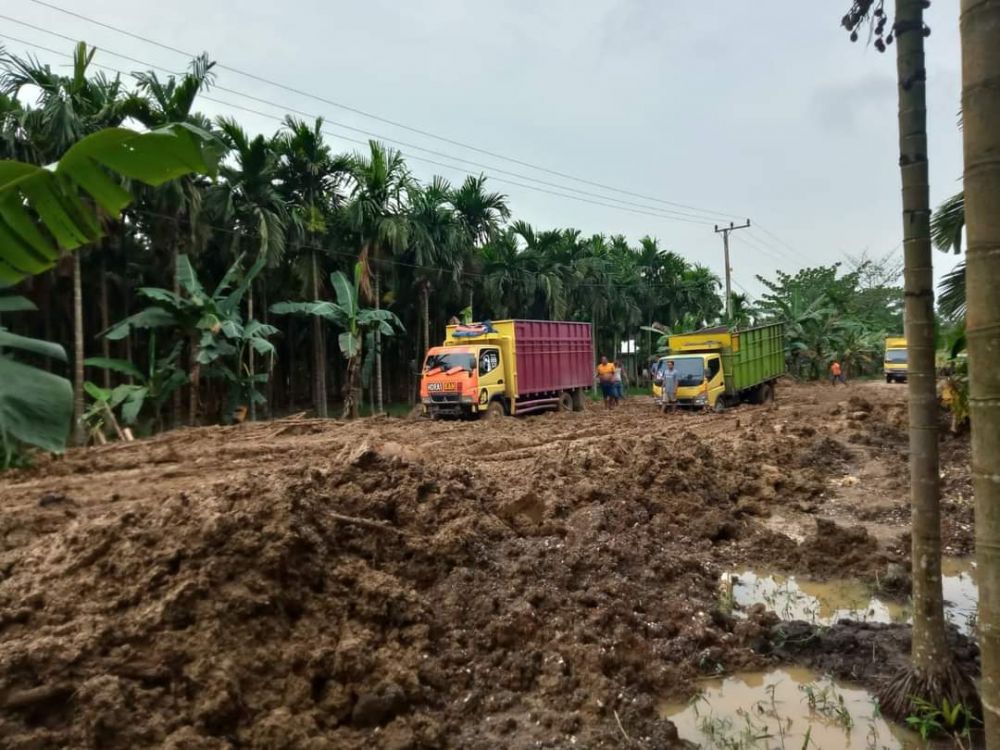 Jalan Lintas Muarasabak-Rantaurasau Rusak Parah