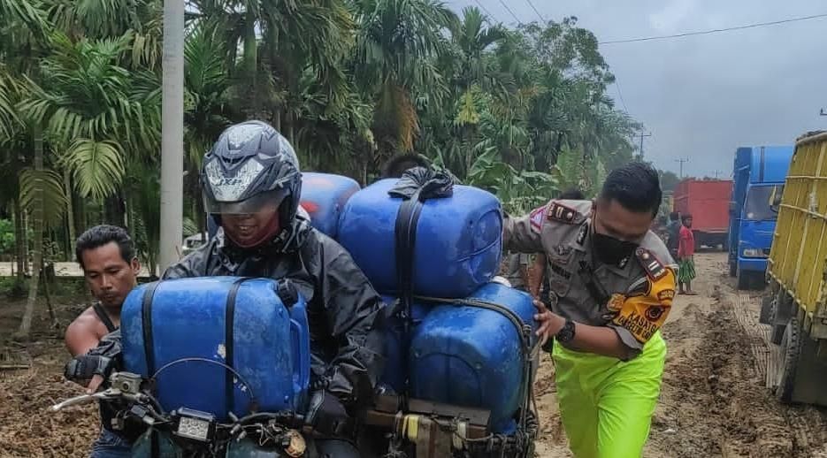 Jalan Rusak di Siaudalam Bikin Macet, Satlantas Polres Tanjab Timur Atur Lalu Lintas