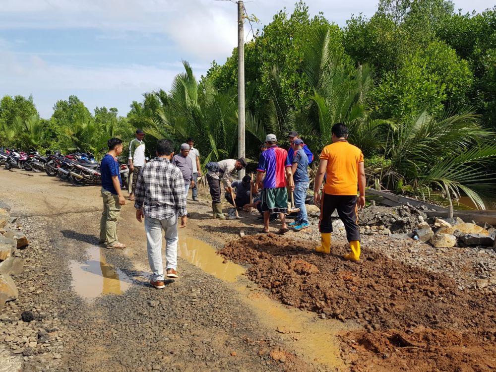 Persatuan Ojek Mendahara Gotong-royong Perbaiki Jalan dan Tanggul Rusak