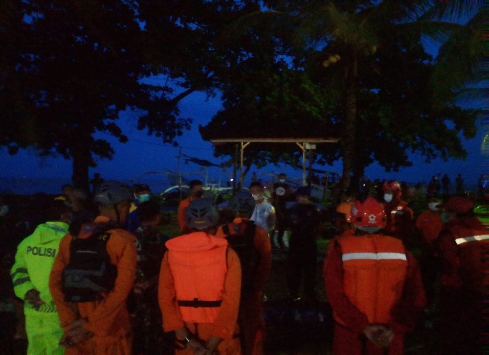 Pasangan Ibu dan Anak Hilang Terseret Arus Sungai Kali Baru, SAR Sisir Pantai Bali Utara