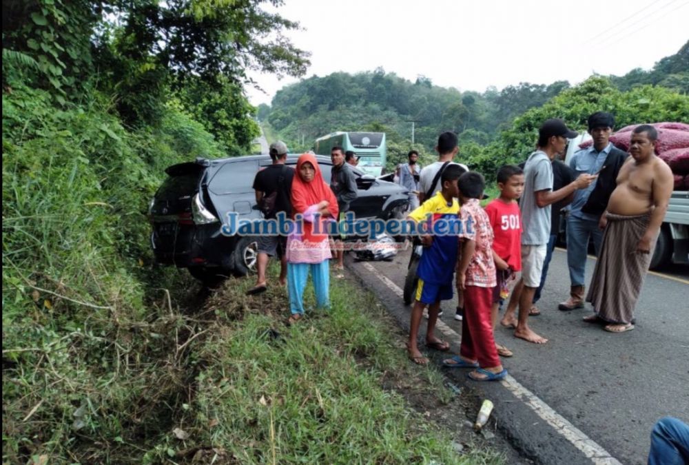 Kecelakaan di Jalinsum KM 54 Bungo: Avanza Oleng, Tabrak Toyota Etios