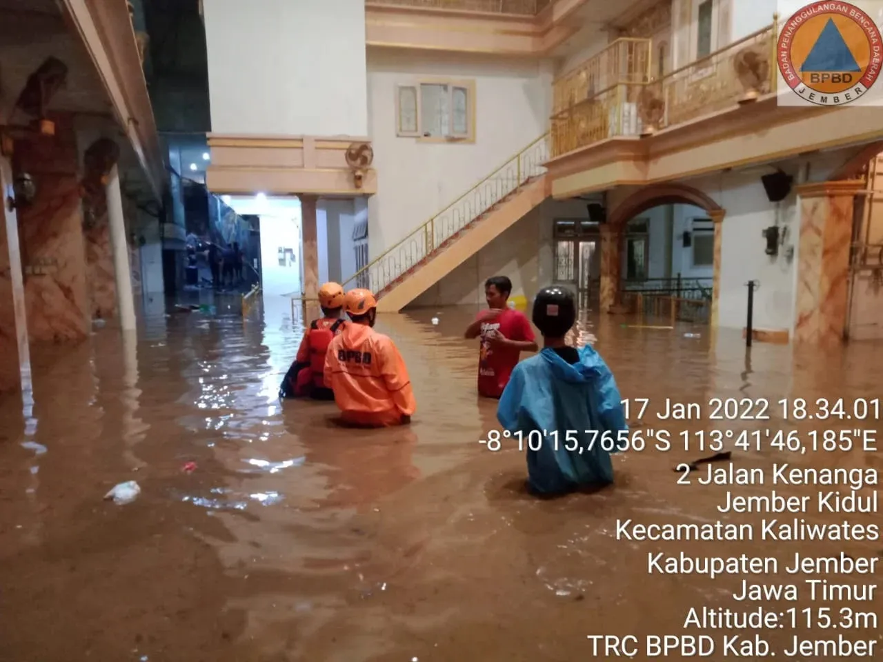 Sungai Meluap, Rumah Bupati Jember Terendam Banjir