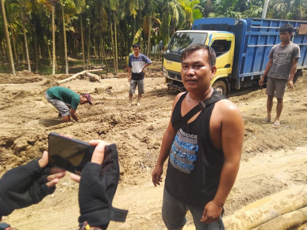 Jalan Lintas Muarasabak-Rantaurasau Rusak Parah, Pengendara Ragu Melintas