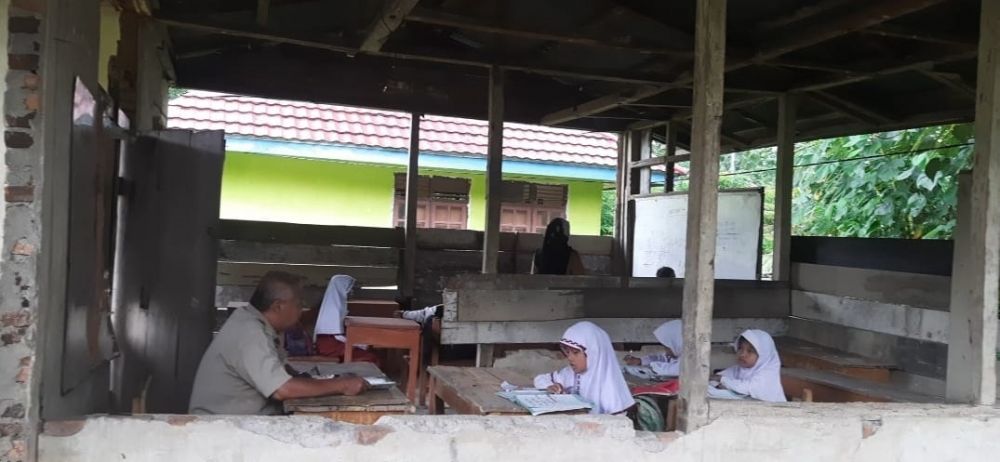 Memprihantinkan! Siswa Belajar di Sekolah yang Nyaris Ambruk