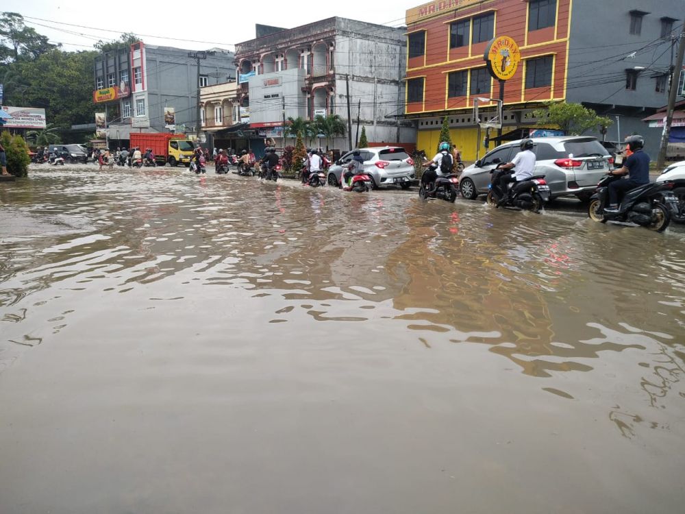 Hujan Semalaman, Simpang Pucuk Banjir
