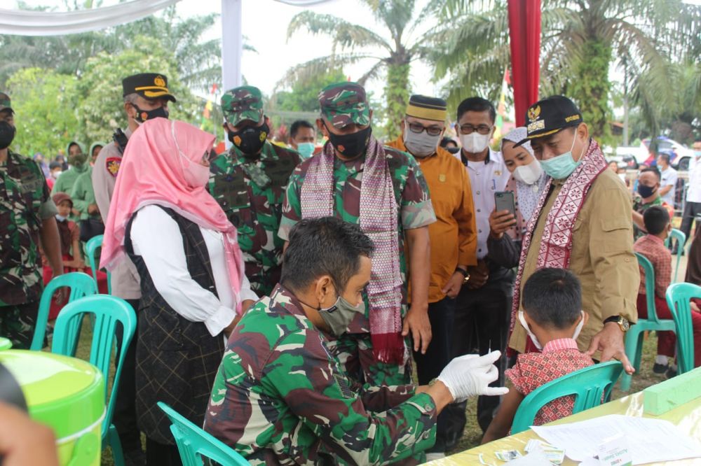 Danrem 042/Gapu Tinjau Vaksinasi Anak Usia 6-11 Tahun di Merangin